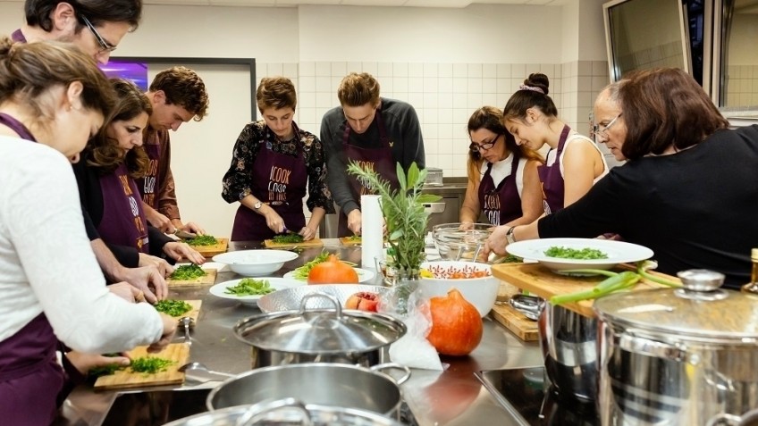 Gemeinsam kochen, brutzeln und genießen: Buchen Sie unsere komplett ausgestattete Projektküche, zum Beispiel für Ihre nächste Vereins-Feier. (© Jessica Schäfer) 
