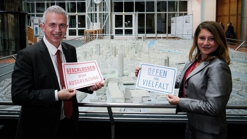 OB Feldmann und Bürgermeisterin Eskandari-Grünberg präsentieren Türschilder der Kampagne "Offen für Vielfalt" (© Stadt Frankfurt am Main, Foto: Ben Kilb)