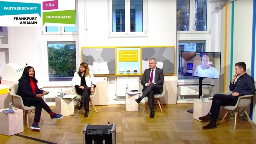 Podiumsdiskussion bei der Digitalen Demokratiekonferenz (© Screenshot Video, YouTube/Bildungsstätte)