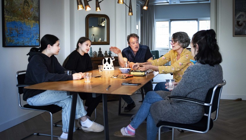 Gastfamilie am Esstisch (© dpa picture alliance)