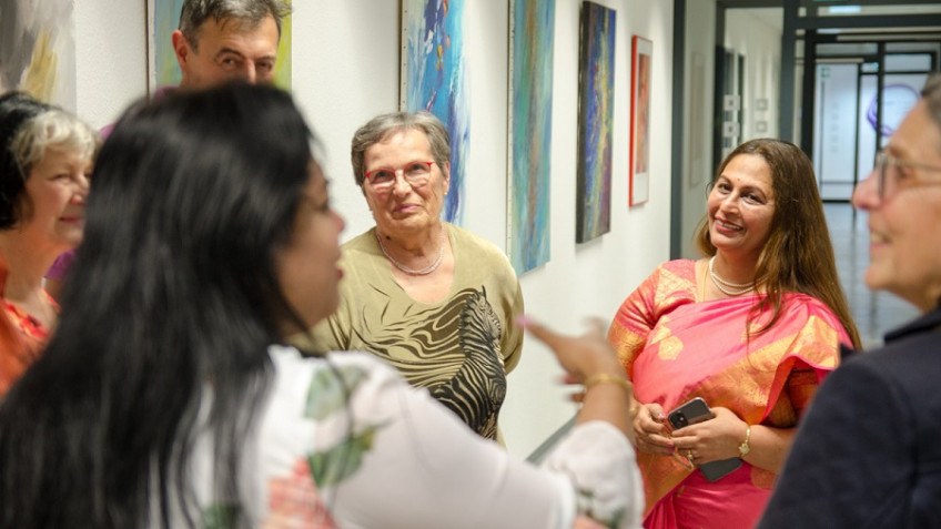 Besucher:innen einer Ausstellung im stadtRAUMfrankfurt im Gespräch (© Stadt Frankfurt am Main) Besucher:innen einer Ausstellung im stadtRAUMfrankfurt im Gespräch (© Stadt Frankfurt am Main)