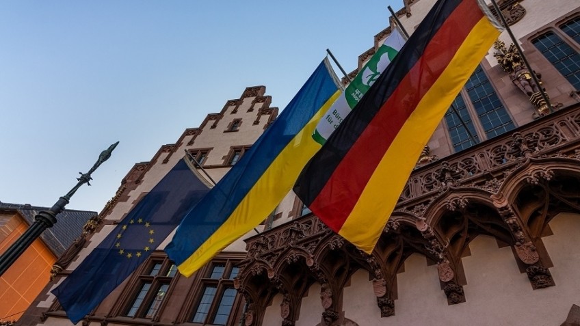 Am Römer in Frankfurt weht die Fahne der Ukraine als Zeichen der Solidarität. (© picture alliance)