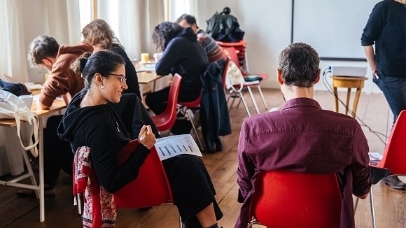 Menschen mit und ohne Fluchtbiografie treffen sich zum regelmäßigen Austausch. (© Markus Karas) 