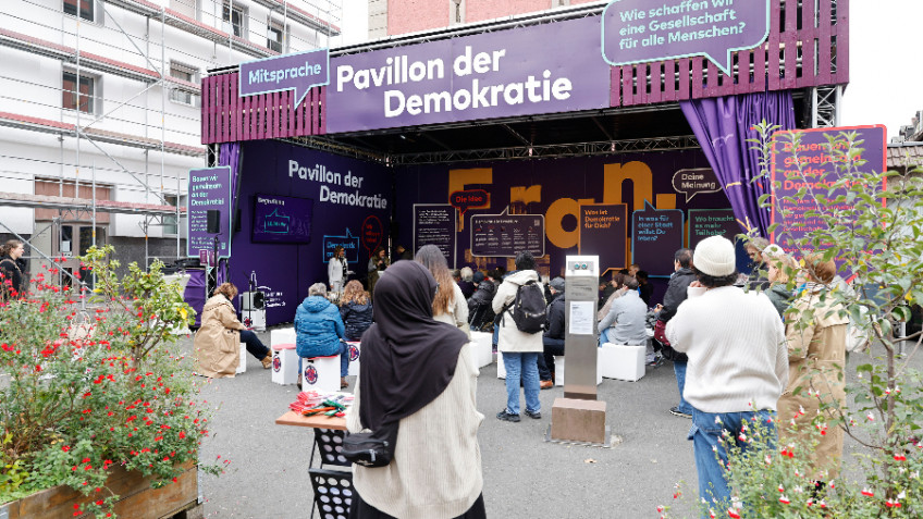 Der Pavillon der Demokratie bei seiner Tour durch Frankfurt 2024 (© Stadt Frankfurt am Main, Bernd Gregor) Der Pavillon der Demokratie bei seiner Tour durch Frankfurt 2024 (© Stadt Frankfurt am Main, Bernd Gregor)