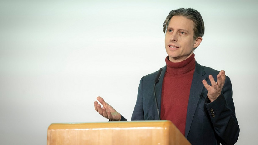 Grußwort von Prof. Dr. Bekim Agai vom Institut für Studien der Kultur und Religion des Islam an der Goethe-Universität Frankfurt (© Chris Christes, Stadt Frankfurt)