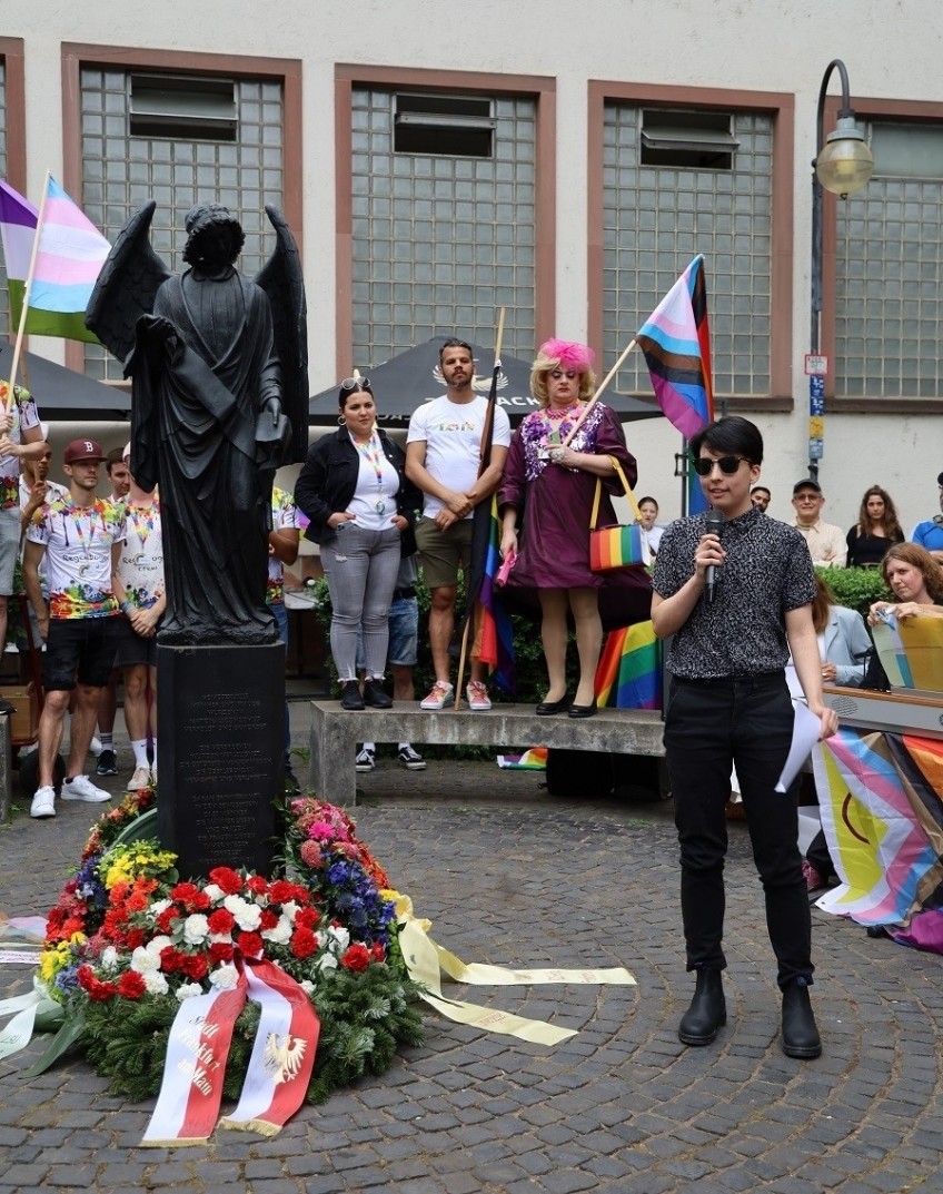 Anja*Max Schneider beim IDAHOBITA* am 17. Mai 2022 (© Stadt Frankfurt am Main) Anja*Max Schneider beim IDAHOBITA* am 17. Mai 2022 (© Stadt Frankfurt am Main)