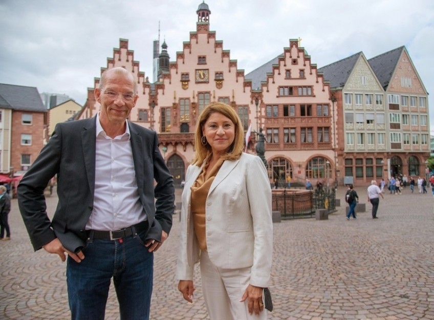 Bürgermeisterin Dr. Eskandari-Grünberg und Stadtkämmerer Dr. Bastian Bergerhoff vor dem Römer (© Kammerer) Bürgermeisterin Dr. Eskandari-Grünberg und Stadtkämmerer Dr. Bastian Bergerhoff vor dem Römer (© Kammerer)
