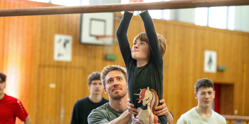 Andy Wöhle, ein Star der Parkour-Szene, trainierte mit Kindern der FTG Frankfurt. Foto: Florian Wiegand