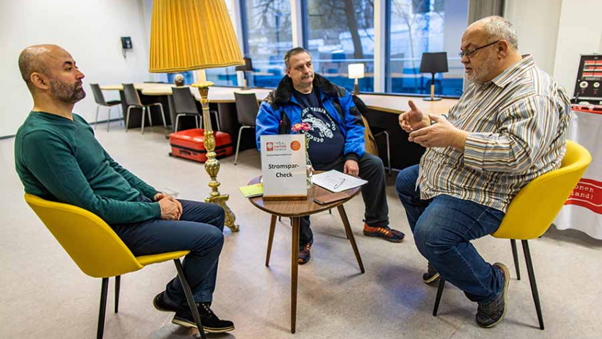Personen sitzend im Gespräch bei der Beratung vor Ort (© Stadt Frankfurt, Peter Krausgrill)