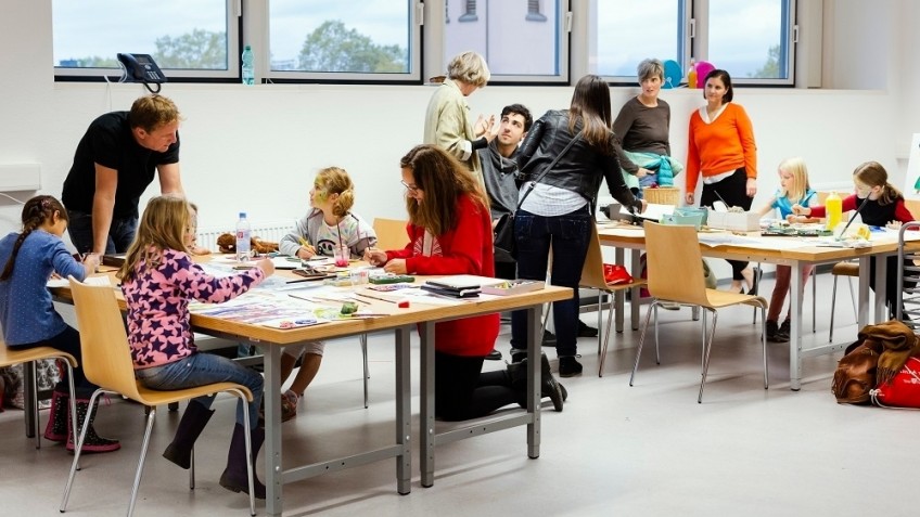 Raum für Kunstschaffende und alle, die es mal werden wollen: unser gut ausgestattetes Atelier, z.B. für Workshops (© Stefanie Kösling) 