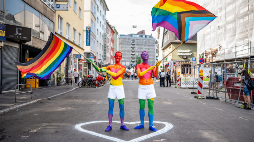 Aktion im Regenbogenviertel beim Pride Month in Frankfurt (© Stadt Frankfurt am Main, Holger Menzel) Aktion im Regenbogenviertel beim Pride Month in Frankfurt (© Stadt Frankfurt am Main, Holger Menzel)