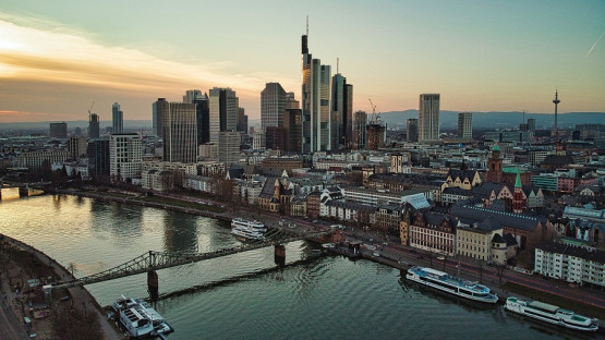 Blick von oben auf Main und Skyline in Frankfurt