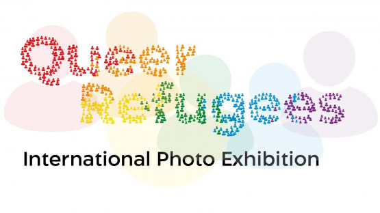 Ankündigungsmotiv zur Ausstellung mit designtem Schriftzug "Queer Refgugees" (© RCN)