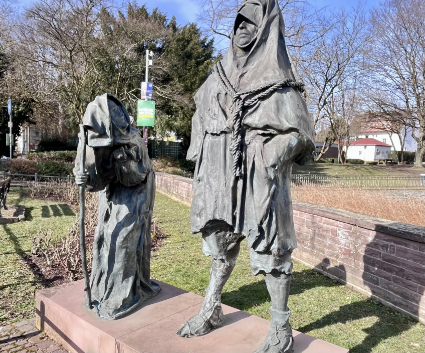 Denkmal am Schelmenburgplatz in Bergen (© Stadt Frankfurt am Main)