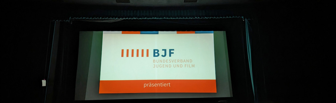 Kinoleinwand mit Logo von Bundesverband Jugend und Film e. V.