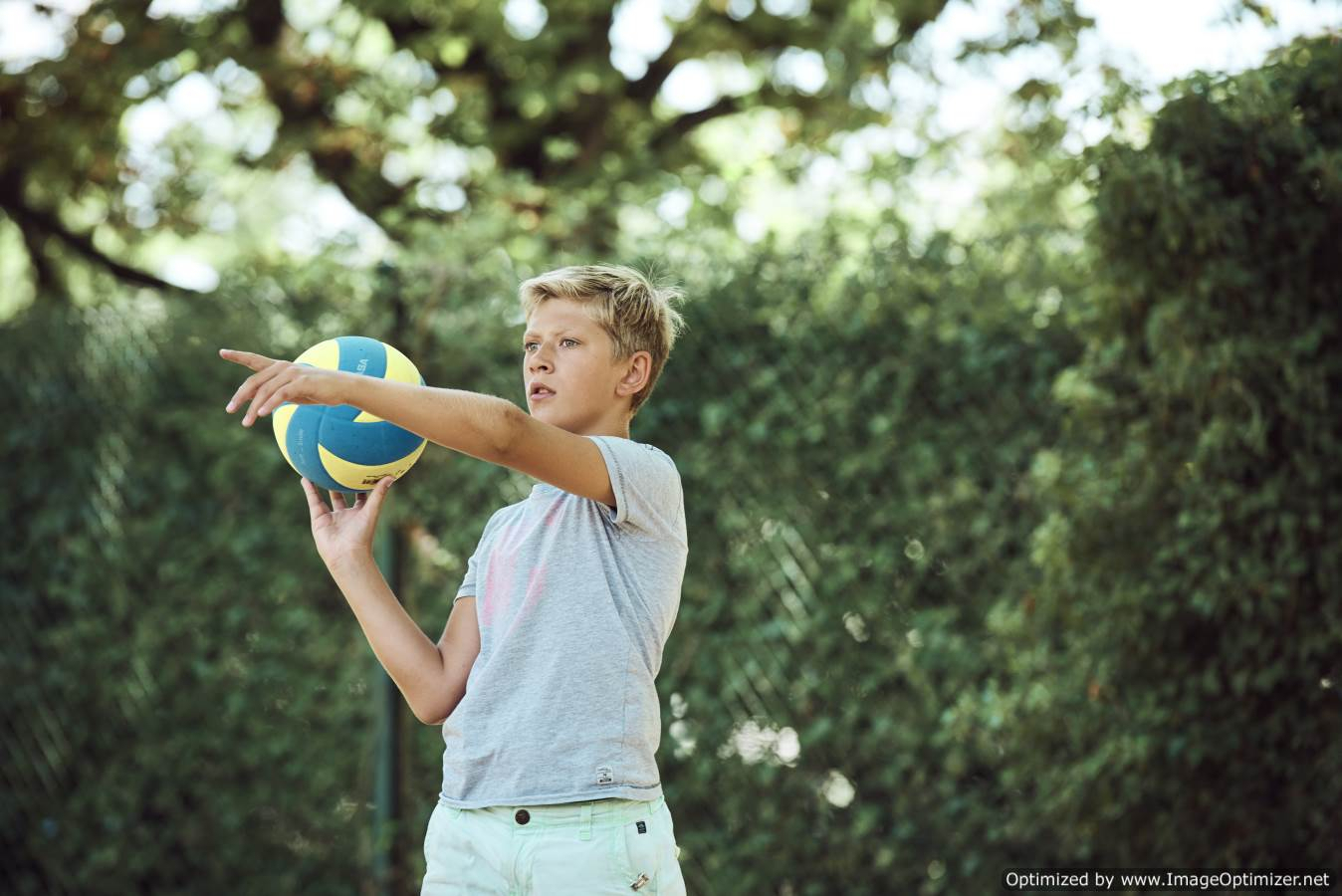 KCA Englisch Camp Frankfurt ( © KCA) Ein Junge mit Ball beim Spielen (© KCA Englisch Camp Frankfurt)