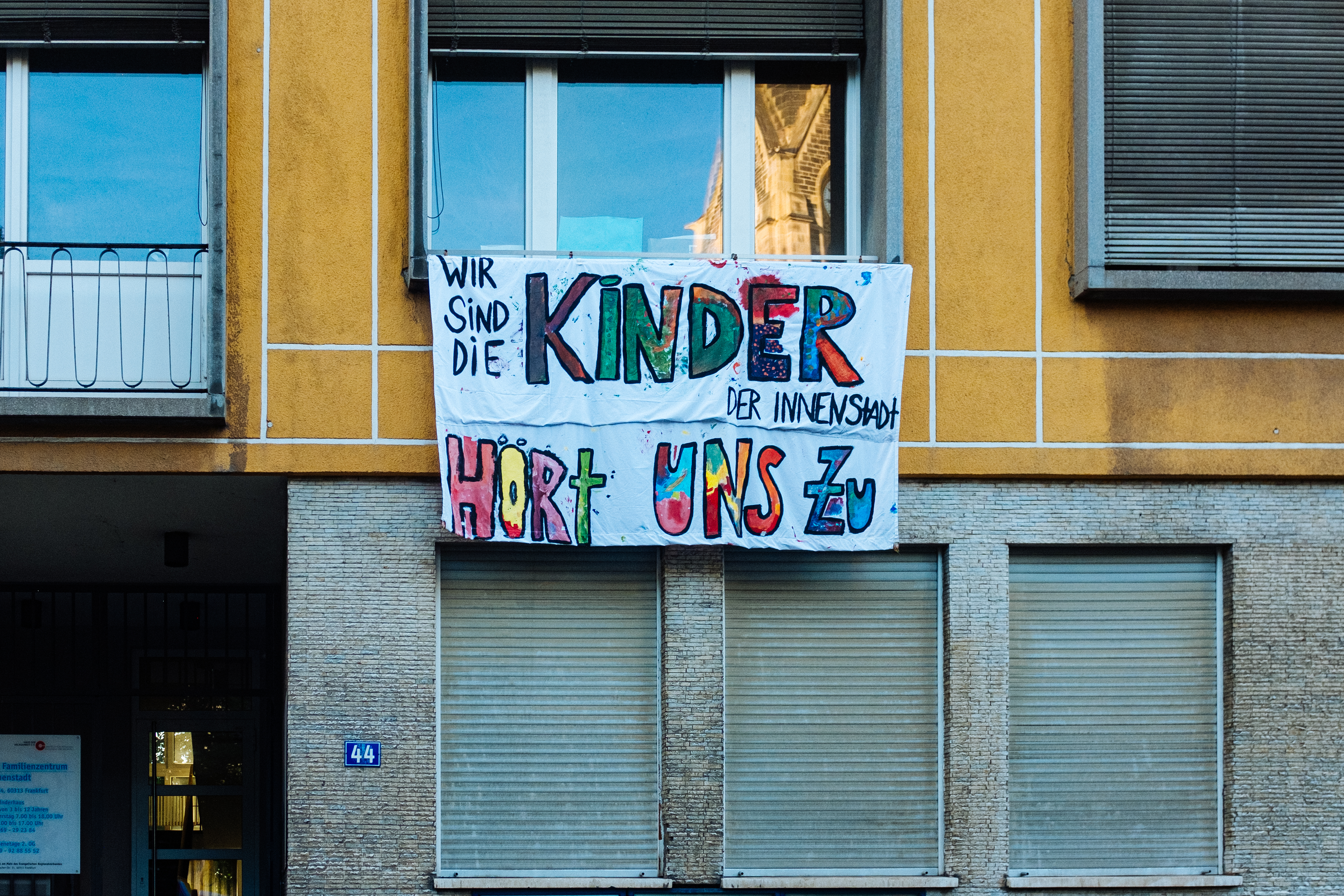 Ein Banner mit Aufschrift "Wir sind die Kinder der Innenstadt" n einer Hauswand