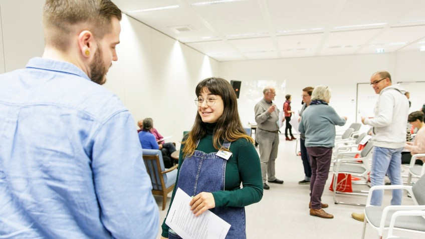 Zwei Personen in einem der Seminarräume im stadtRAUMfrankfurt