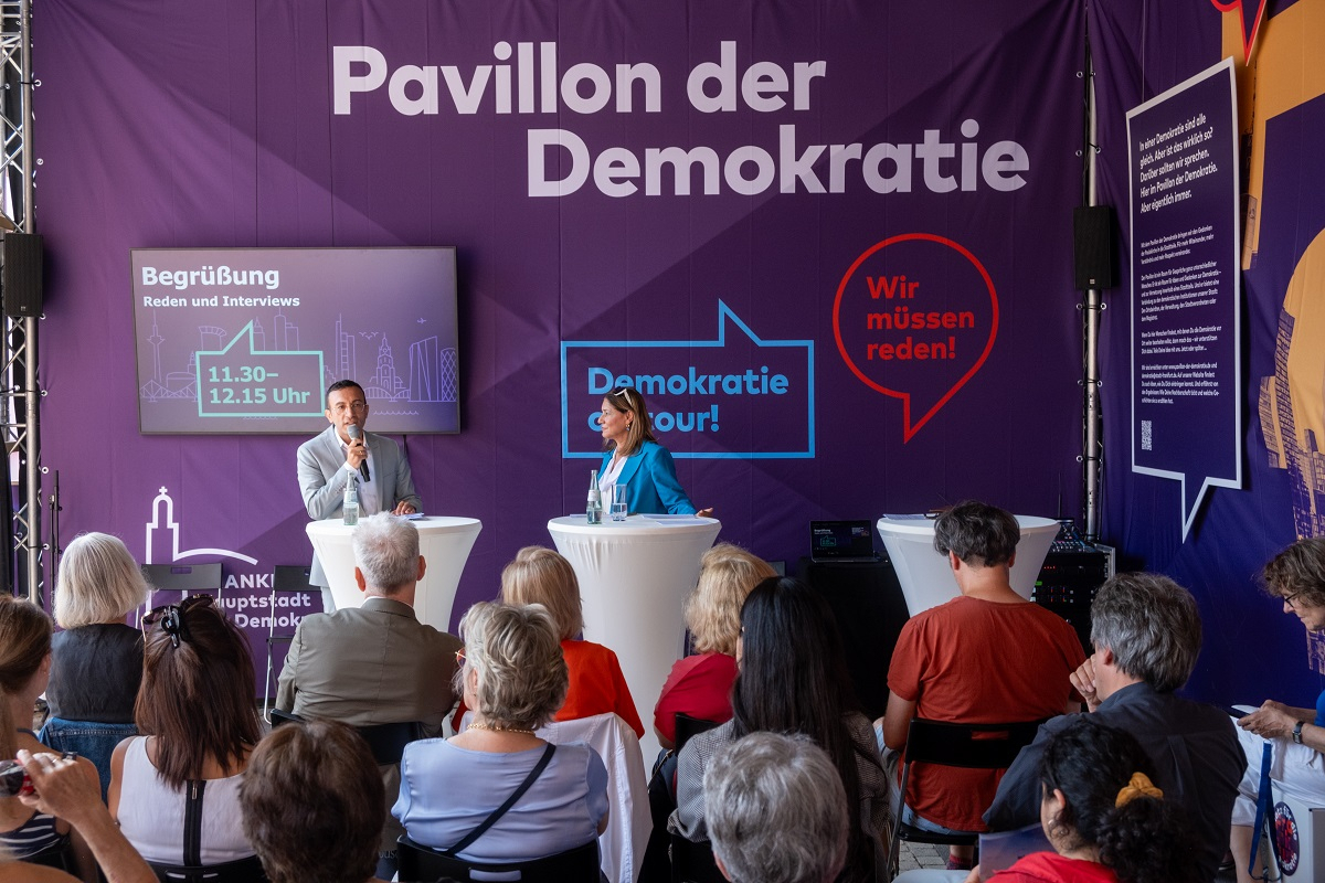 Oberbürgermeister Mike Josef und Bürgermeisterin Nargess Eskandari-Grünberg hält im Pavillon eine Rede bei der Eröffnung