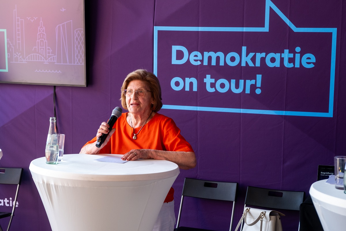 Shoah-Überlebende Eva Szepesi bei ihrem eindringlichen Appell für ein Einstehen für die Demokratie Shoah-Überlebende Eva Szepesi im Pavillon bei ihrem eindringlichen Appell für ein Einstehen für die Demokratie