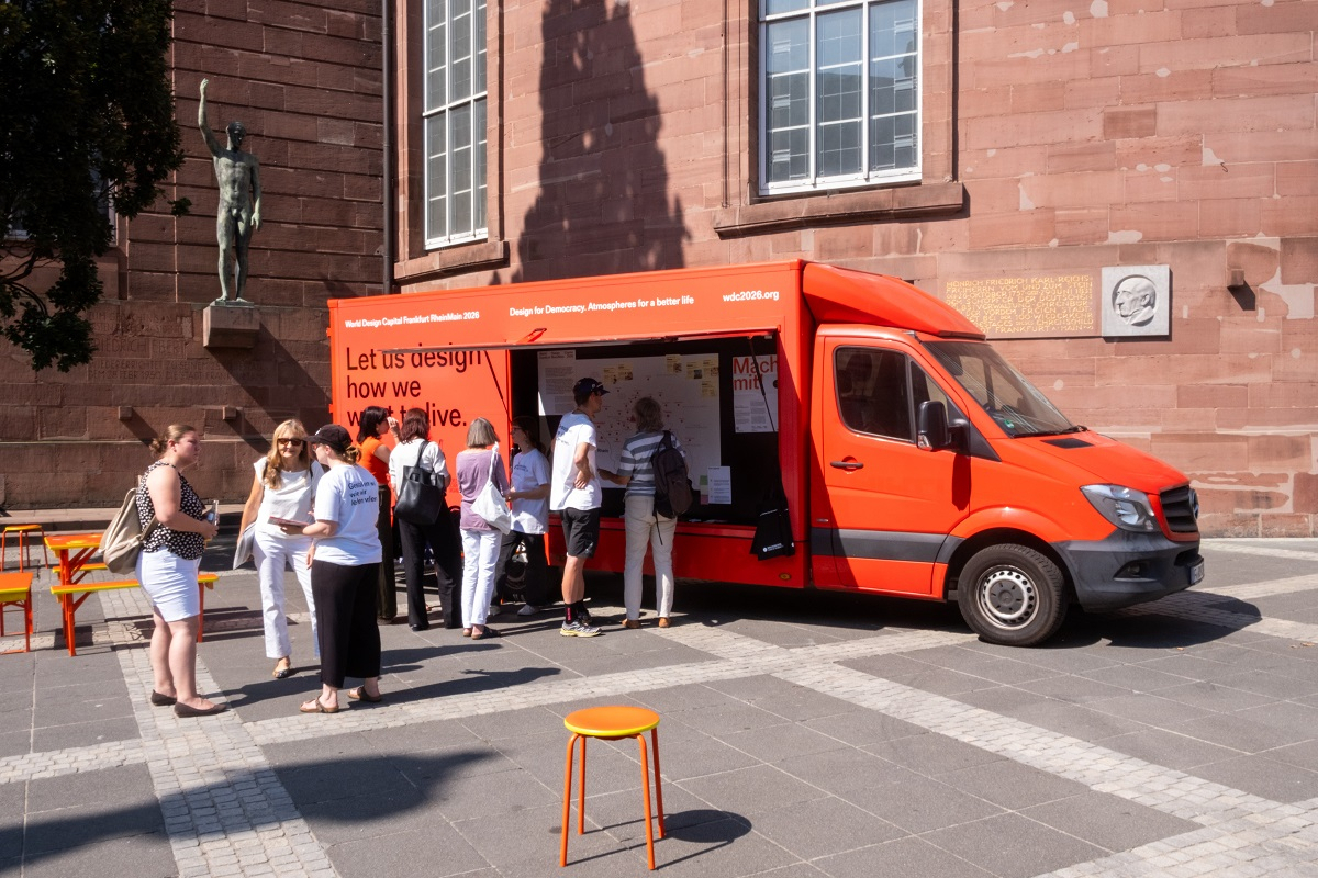 Mit dabei waren auch Mitarbeiter:innen vom World Design Capital 2026, die in der Region Fragen nach „Design for Democracy“ nachgehen – konkret war die Illustratorin Amelie Persson vor Ort, die Zeichenworkshops anbot. Ein Transporter, bei dem Zeichen-Workshops angeboten werden.