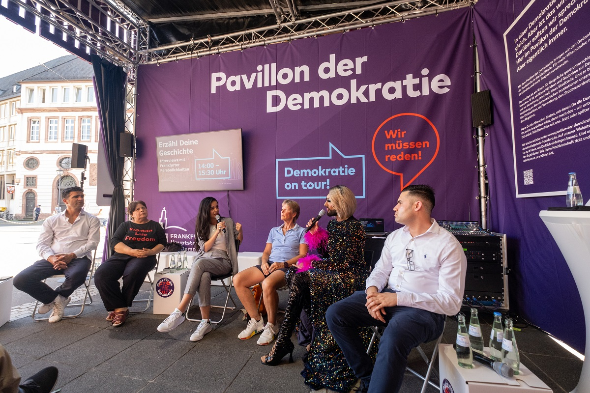 Erzählten ihre Geschichte: Alon Meyer, Shahnaz Morattab, Constance Ohms, Maxima Love, Milad Anwary Alon Meyer, Shahnaz Morattab, Constance Ohms, Maxima Love, Milad Anwary sitzend im Pavillon in einem Gespräch