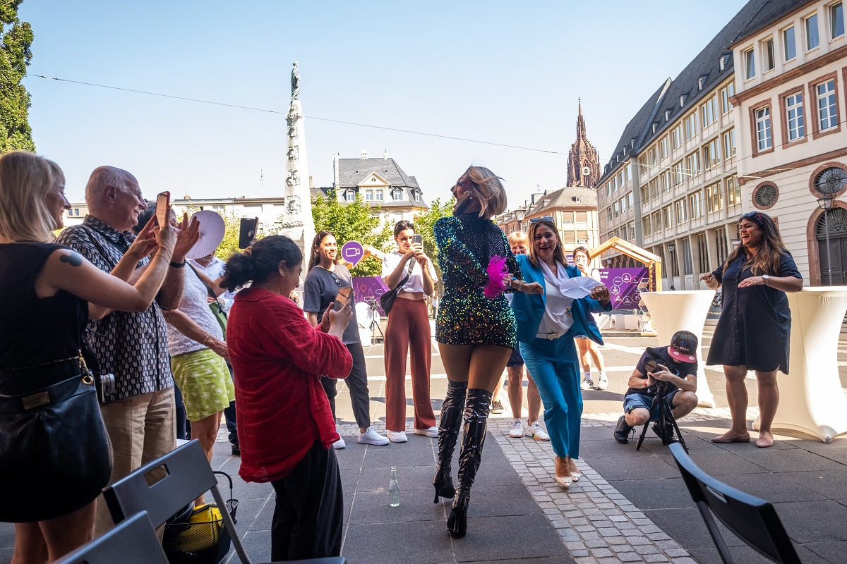 Zum Abschluss begeisterte Maxima Love mit einer kurzen Show-Einlage. Transperson Maxima Love mit einer kurzen Show-Einlage