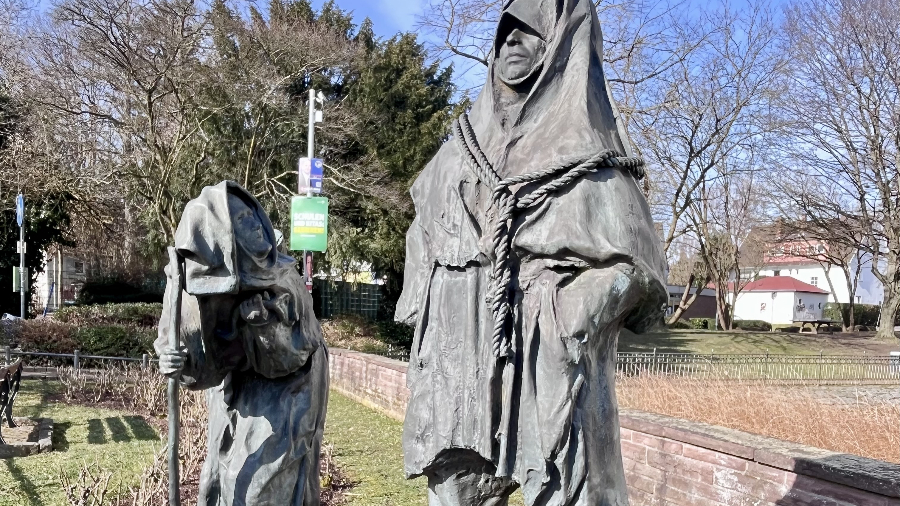 Denkmal am Schelmenburgplatz in Bergen (© Stadt Frankfurt am Main) Das Denkmal am Schelmenburgplatz in Bergen mit zwei Figuren