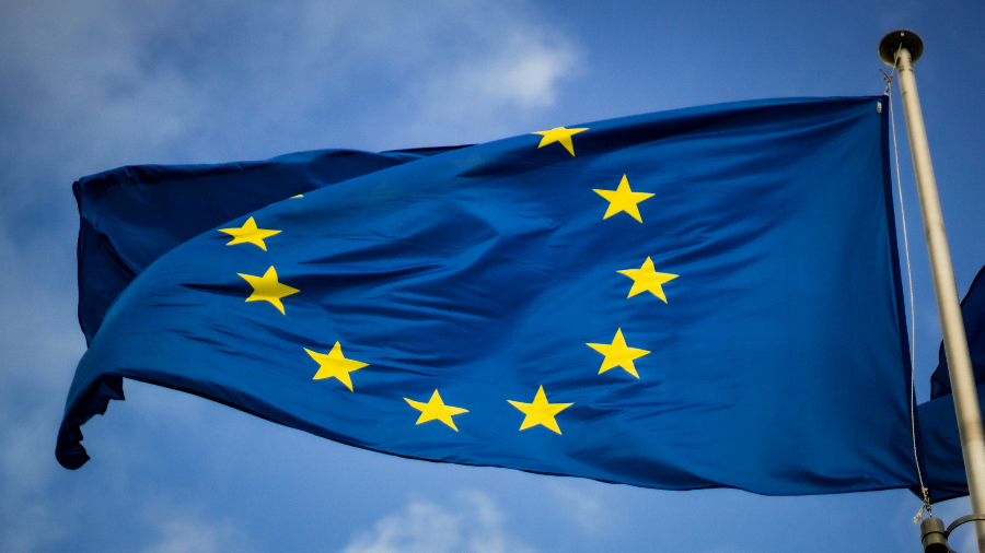 ©unsplash / Christian Lue Europaflagge im Wind