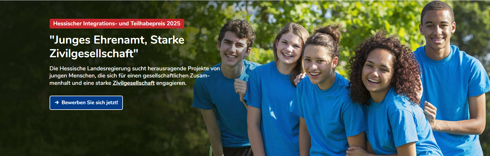 Hessicher Integrations- und Teilhabepreis (©Hessisches Ministerium für Arbeit, Integration, Jugend und Soziales) Fünf junge Menschen in blauen T-Shirts stehen draußen in der Natur und schauen lächend in die Kamera.