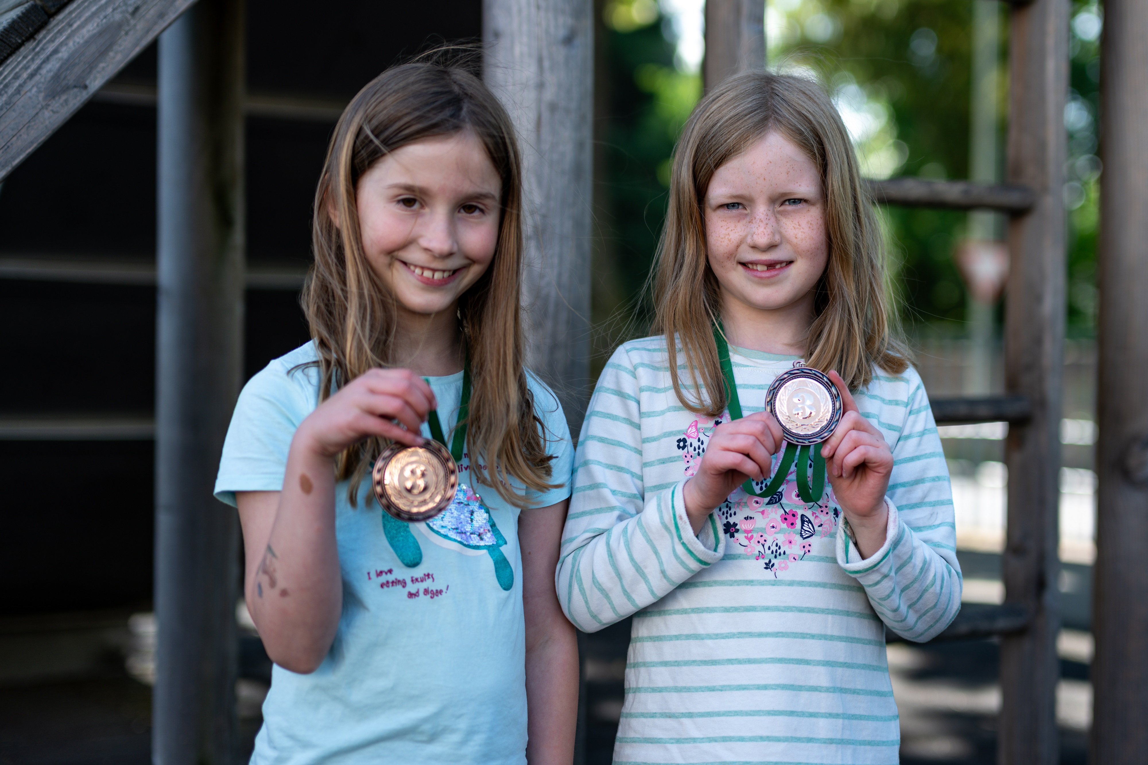 Der 3. Platz ging an die Eichendorffschule in Griesheim. Foto: Florian Wiegand Mädchen freuen sich über ihre Medaille.