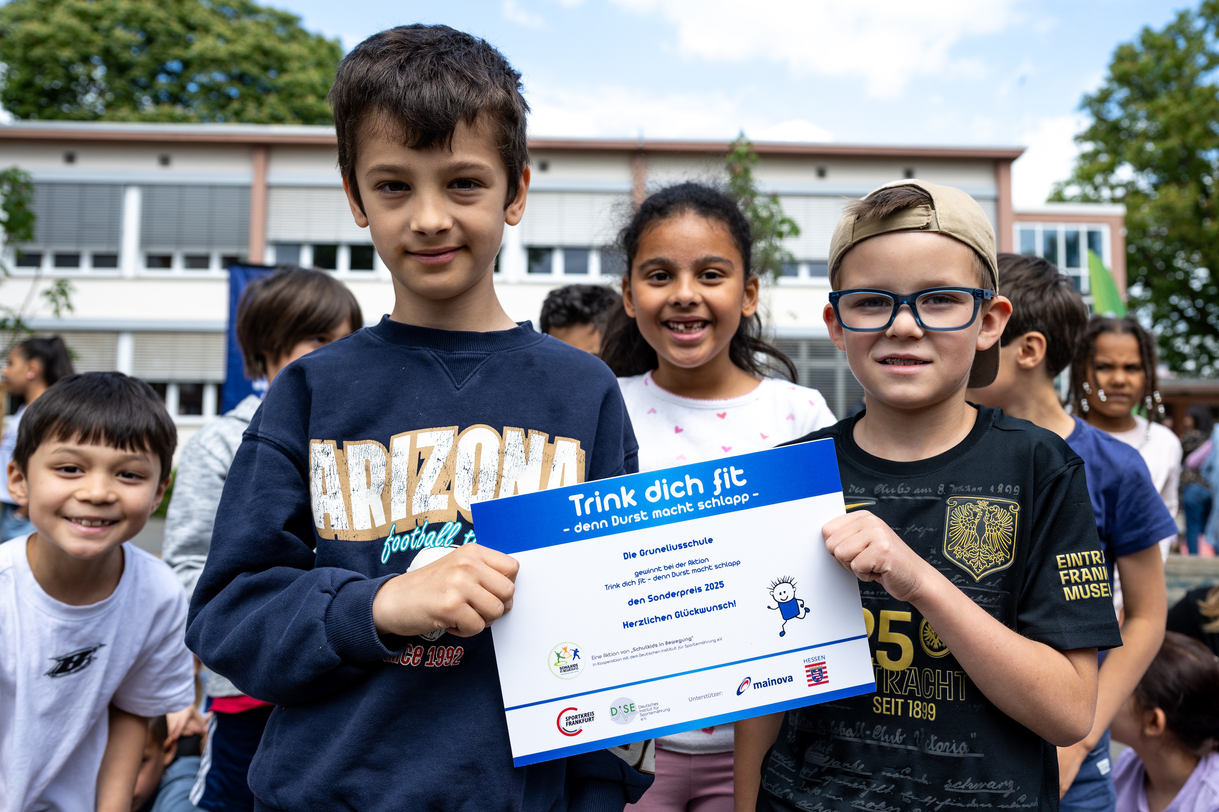 Die Schüler*innen der Gruneliusschule in Oberrad freuen sich neben dem 1. und 2. Platz über den Sonderpreis. Foto: Florian Wiegand Kinder halten die Siegerurkunde.