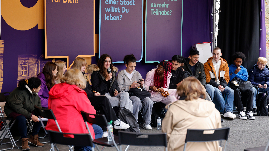 Schüler:innen der Helene-Lange-Schule diskutieren mit "Omas gegen rechts" über Gegenstrategien zur Demokratiegefährdung. (© Bernd Georg) Schüler:innen der Helene-Lange-Schule diskutieren mit "Omas gegen rechts" im Pavillon