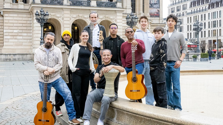 Gruppenfoto der drei Musik-Formationen bei der "Bühne der Vielfalt", hier gemeinsam am Brunnen vor der Alten Oper Frankfurt.