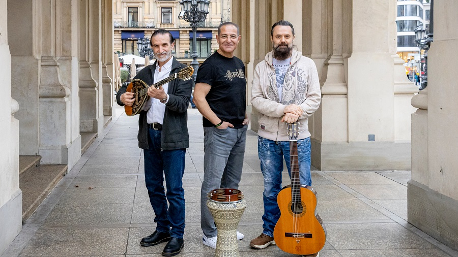 Die Band Prosechòs, deren Musikstil "Rembetiko" auf Lieder griechischer Geflüchteter der 1920er Jahre zurückgeht. (© Stadt Frankfurt am Main, Katarina Ivanisevic) Drei Musiker der Band Prosechòs mit Instrumenten.
