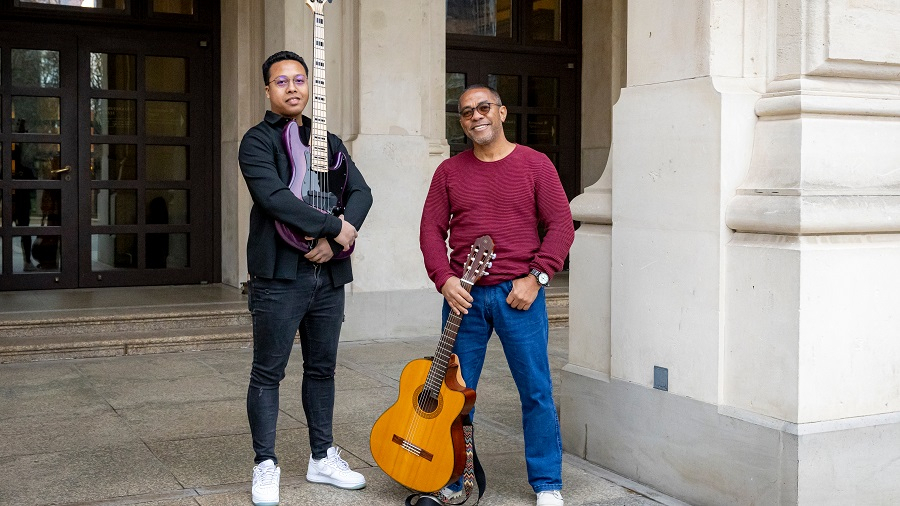Mitglieder der senegalesisch-madagassischen Band Mijoa. Die World Music der Gruppe ist geprägt von Jazz-Improvisationen und dem Einsatz von Percussions. (© Stadt Frankfurt am Main, Katarina Ivanisevic) Zwei Mitglieder der senegalesisch-madagassischen Band Mijoa mit Instrumenten.