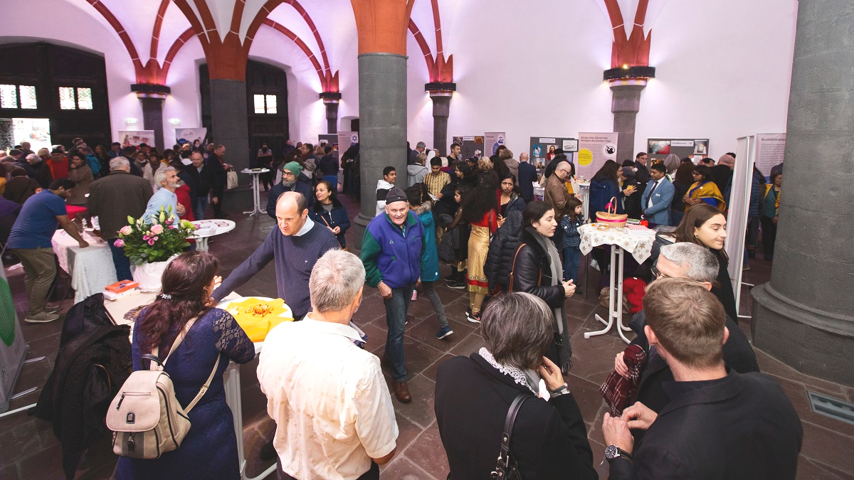 Vielen Personen in den Frankfurter Römerhallen beim Tag der Religionen.