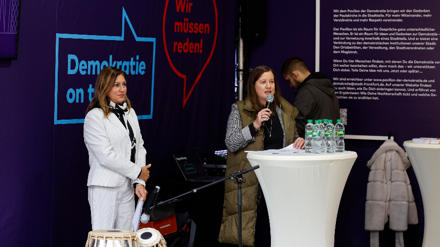 Gemeinsam mit Ortsvorsteherin Susanne Serke eröffnet Bürgermeisterin Eskandari-Grünberg das zweitägige Pavillon-Programm. (© Bernd Georg) Ortsvorsteherin Susanne Serke und Bürgermeisterin Eskandari-Grünberg bei ihrer Begrüßung im Pavillon