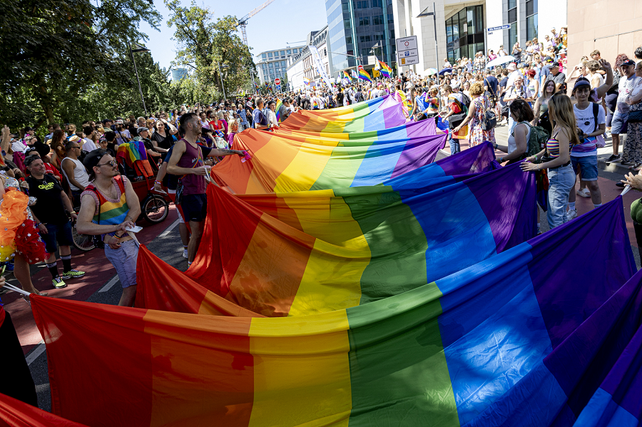 Der CSD 2024 (© Katarina Ivanisevic, Stadt Frankfurt am Main) Eine große Menschengruppe hält eine LSBTIQ-Flagge.
