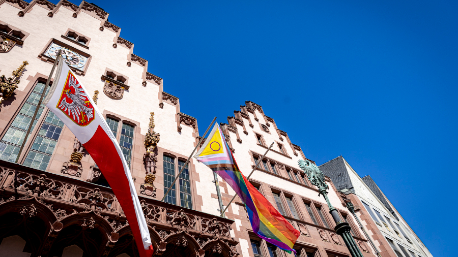 © Stadt Frankfurt am Main / Katarina Ivanisevic Die Prideflagge vor dem Frankfurter Römer