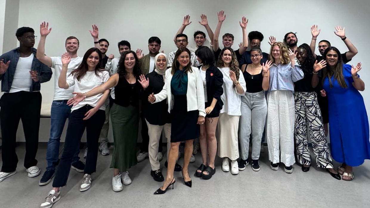 Gruppenbild von früherem Jugendaustauschtreffen mit Bürgermeisterin Dr. Nargess Eskandari-Grünberg (Mi.) (© Dezernat II, Stadt Frankfurt am Main) Gruppenbild von früherem Jugendaustauschtreffen mit Bürgermeisterin Dr. Nargess Eskandari-Grünberg