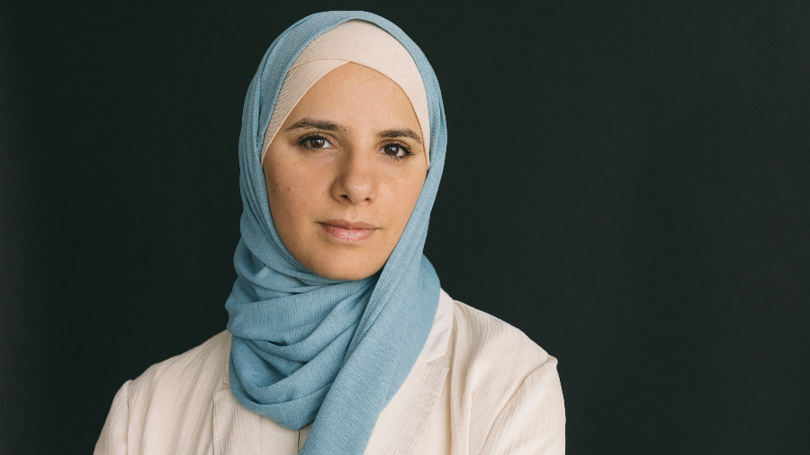 Porträt von Amani Abuzahra