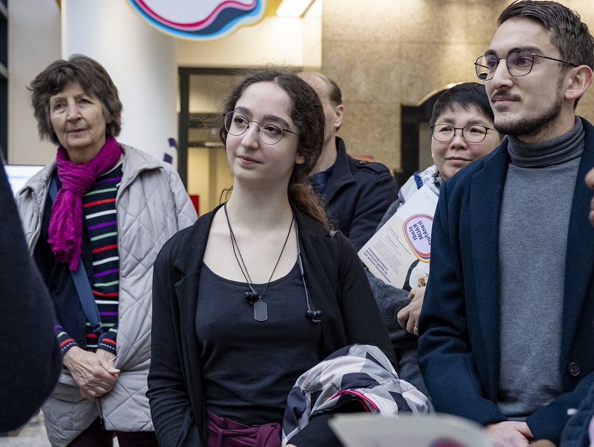 Know-how für Engagierte in der Inforeihe "Gut zu wissen!" (© Stadt Frankfurt/Katarina Ivanisevic) Mehrere Menschen stehen in einer Gruppe zusammen und hören zu.