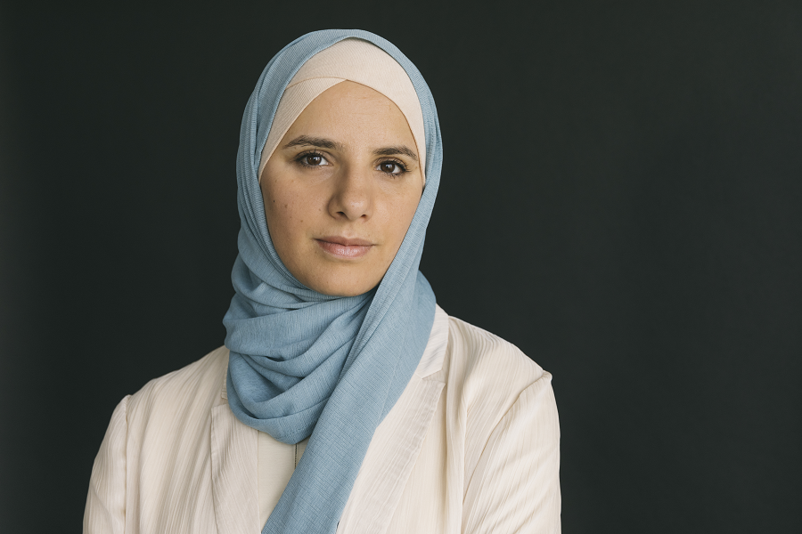 Autorin Dr. Amani Abuzahra (© Elodie Krethen / Kremayr und Scheriau) Ein Portraitfoto der Autorin Amani Abuzahra