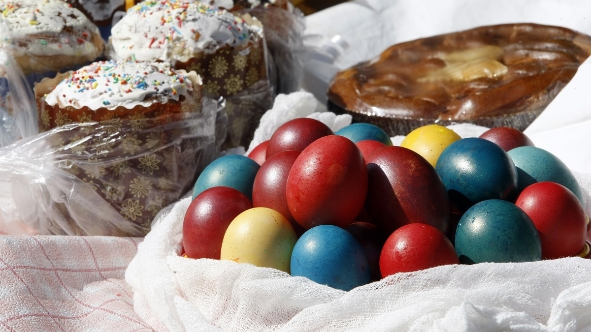 Ein gedeckter Ostertisch mit Ostereiern und Osterbrot