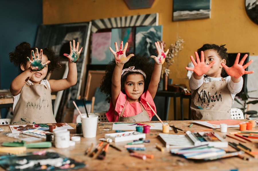 Kinder haben Spaß bei einem Mal-Workshop