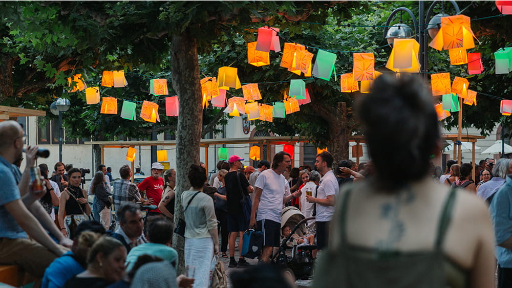 Lampionfest auf dem Paulsplatz mit vielen Personen und aufgehängten Lampios