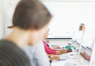 Frauen in einem Büro mit Rechnern auf dem Tisch