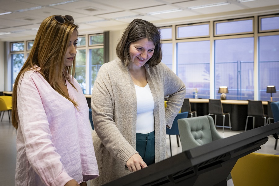 Persönliche Beratung im Frankfurt Welcome & Information Center (© Stadt Frankfurt am Main, Mara Monetti) Zwei Personen vor einem Standbildschirm im Beratungsgespräch