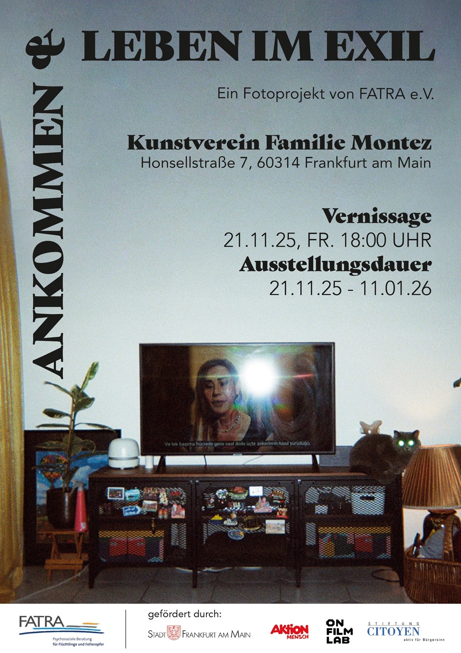 Flyer zur Ausstellung mit einem Bildschirm mit einer Frau darauf